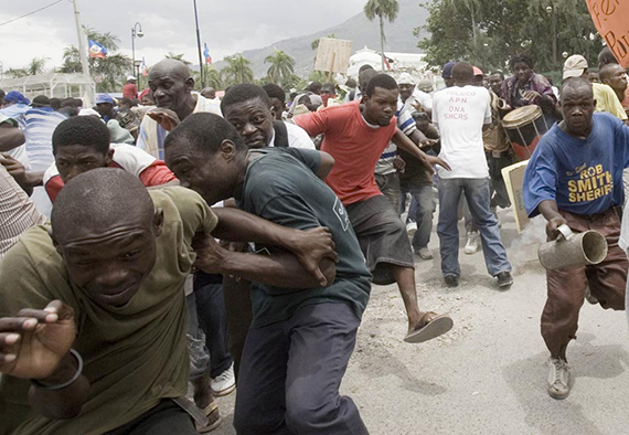 Durante manifestação pela saída do presidente haitiano René Préval, em 2010, houve confronto com a polícia (Foto de Tiago Queiroz/AE)