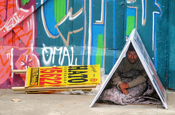 Morador de rua improvisa uma cabana com publicidade política (Foto de Tiago Queiroz/AE)