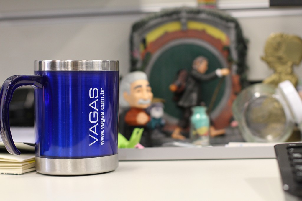 “As empresas sacaram essa necessidade dos seus colaboradores de criar um clima caseiro no local de trabalho. As mugs (grandes canecas) fazem as vezes tanto como porta-lápis como para aquele café do meio da tarde”