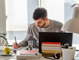 Empresas modernas contratam profissionais sem formação superior
